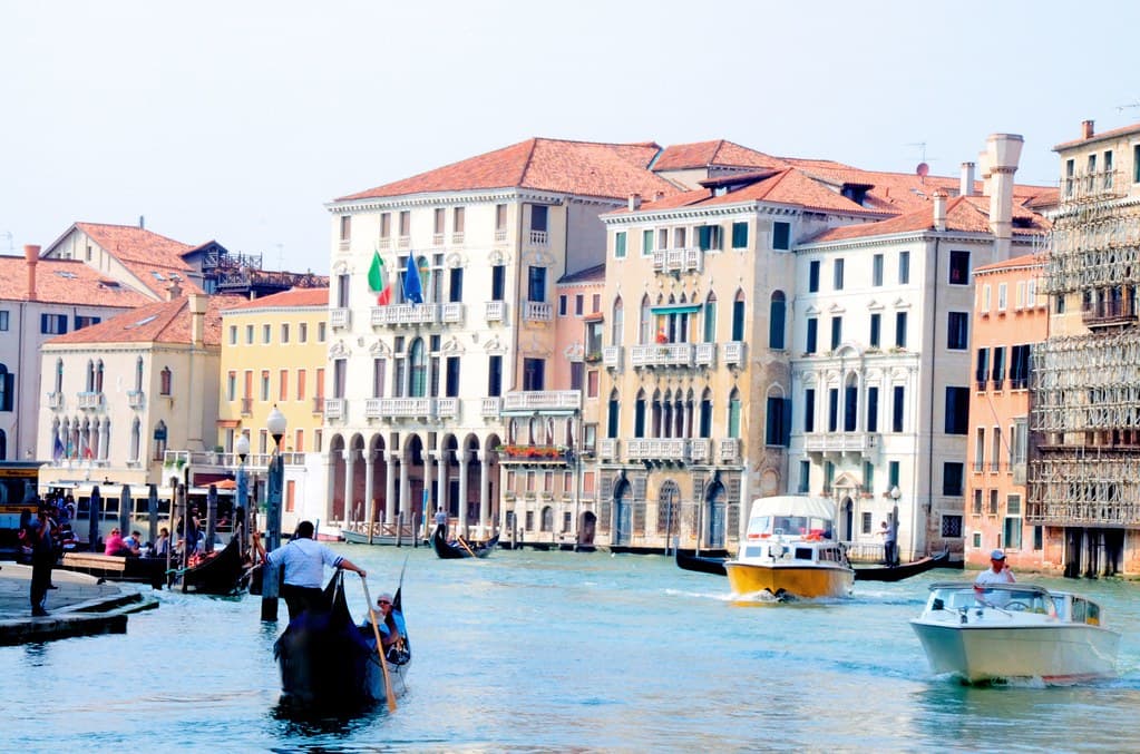 Art, canal, commons