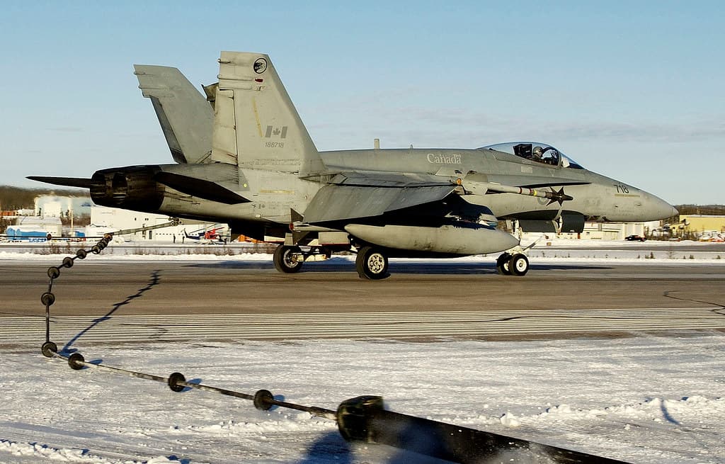 CF-18 'Hornet' engaging cable