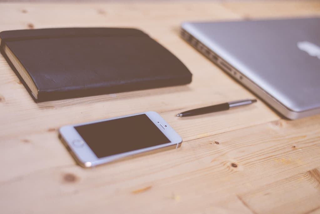 Apple-iphone-smartphone-desk