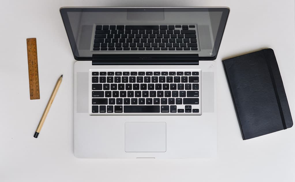 Apple-desk-laptop-macbook-pro