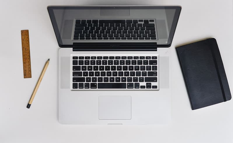 Apple-desk-laptop-macbook-pro