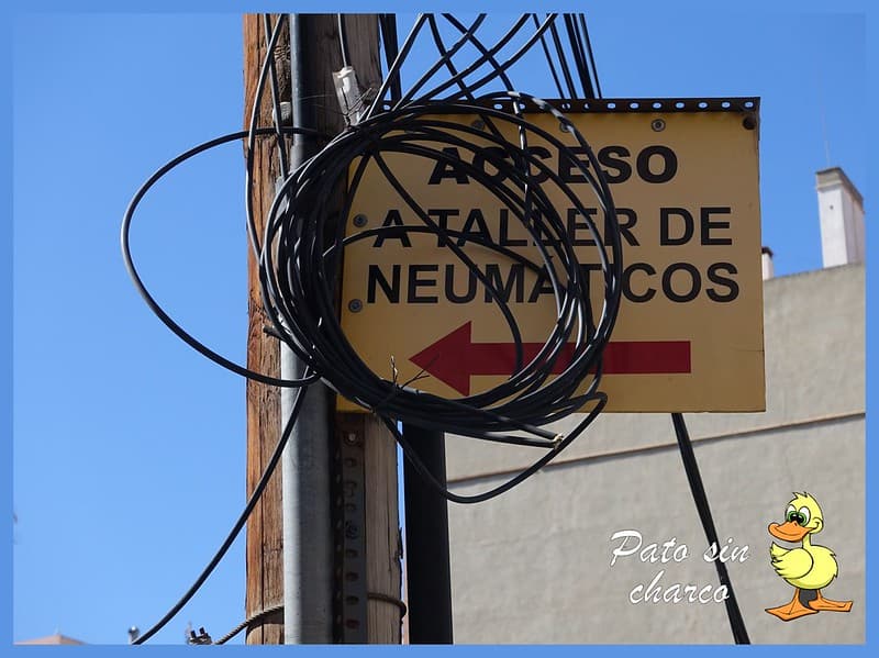 Estire del cable para acceder