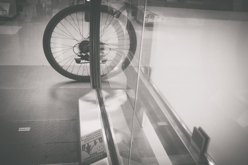 Ever wonder why that bicycle is at the top of the escalator?-DSCF4144