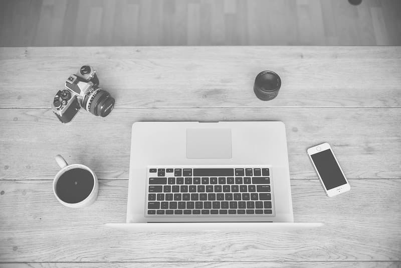 Black-and-white-coffee-cup-apple