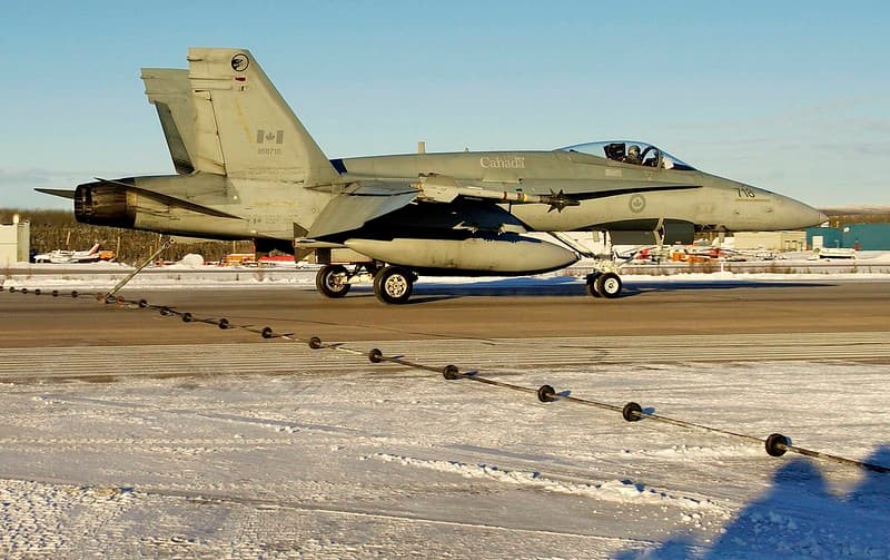 CF-18 'Hornet'engaging cable