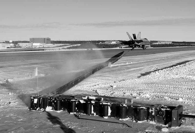 CF-18 'Hornet' engaging cable