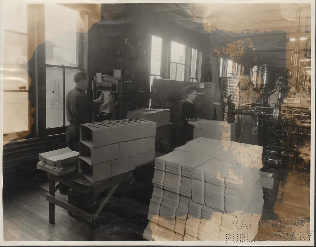 Kalamazoo Paper Box Company, end setting and wire stitching, 1936