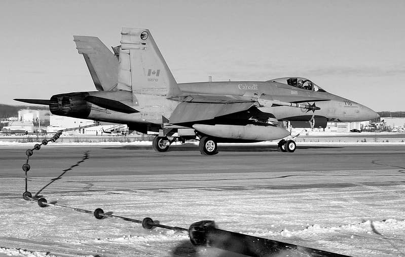 CF-18 'Hornet' engaging cable