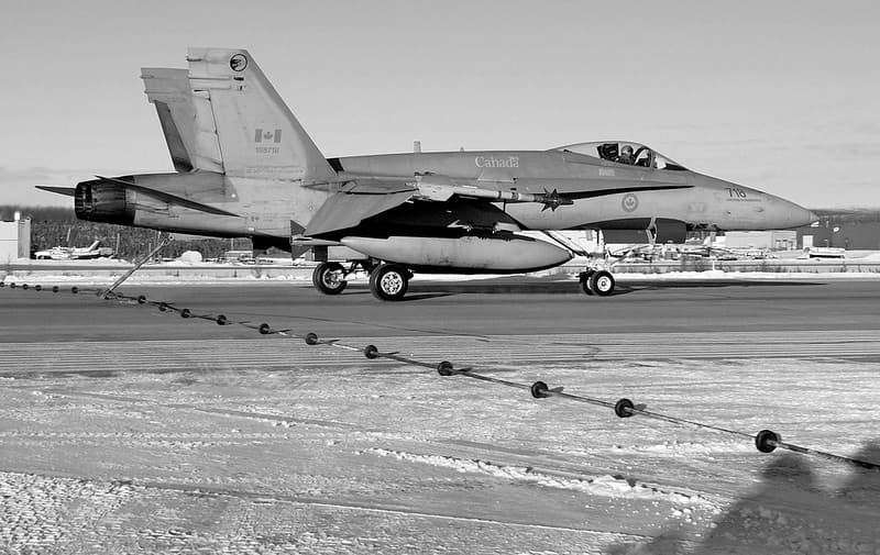 CF-18 'Hornet' engaging cable