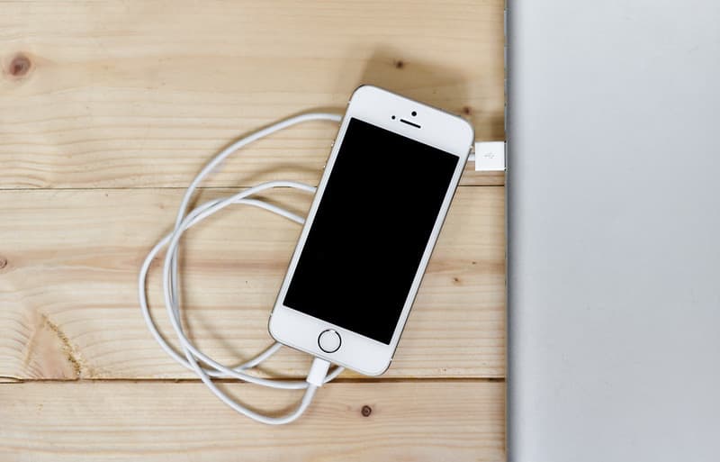 Apple-iphone-smartphone-desk-1