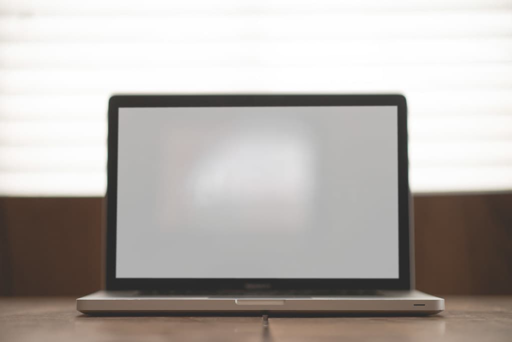 Apple-desk-laptop-macbook