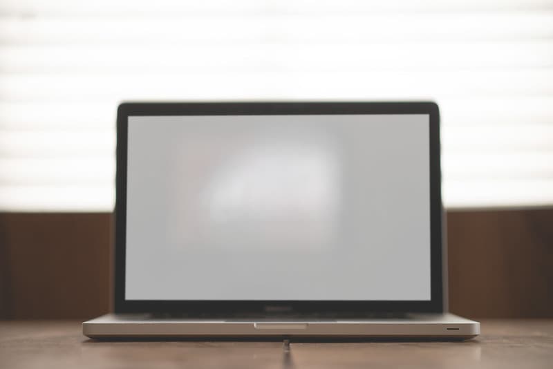 Apple-desk-laptop-macbook