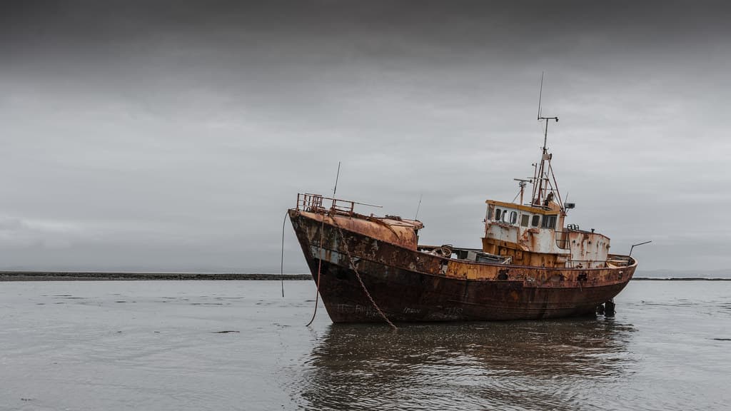 UnLoved Boat -- tired and old