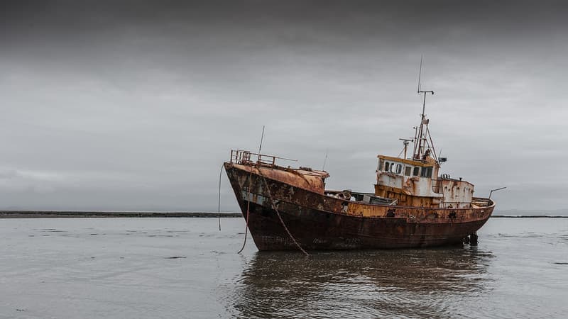 UnLoved Boat -- tired and old