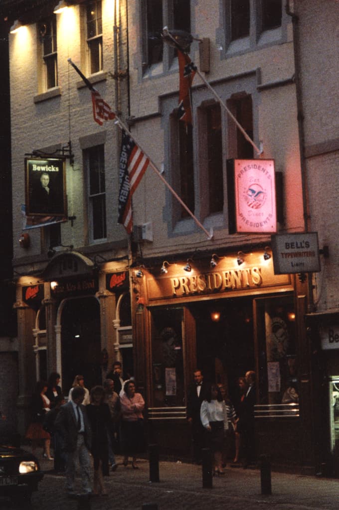 009100:Presidents Bar, Cloth Market, Newcastle upon Tyne, 1992