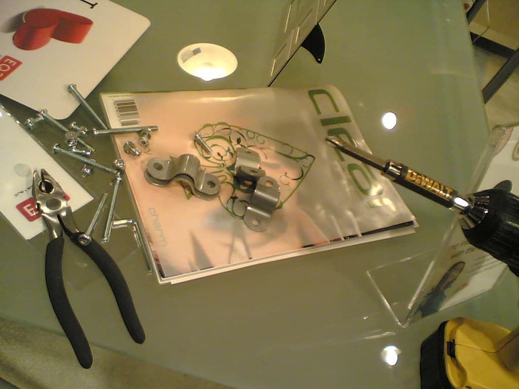 Dissassembling our new desk from EQ3
