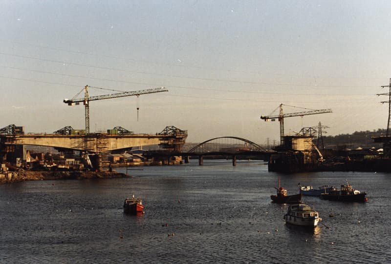 054273:A1 road bridge at Scotswood and Blaydon, Fern Roger, 1990