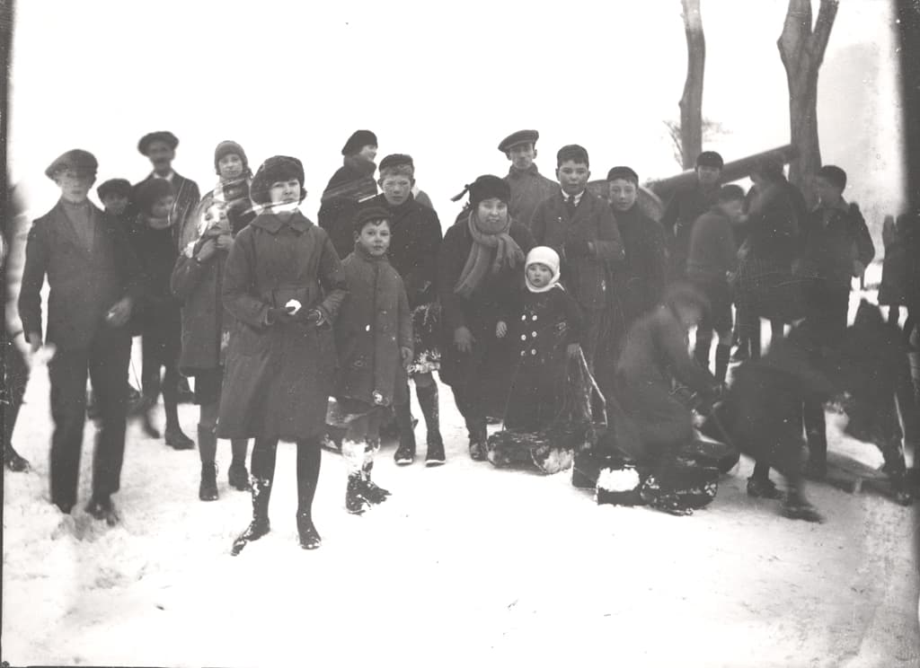 059338:Children playing in the snow Unknown c.1930