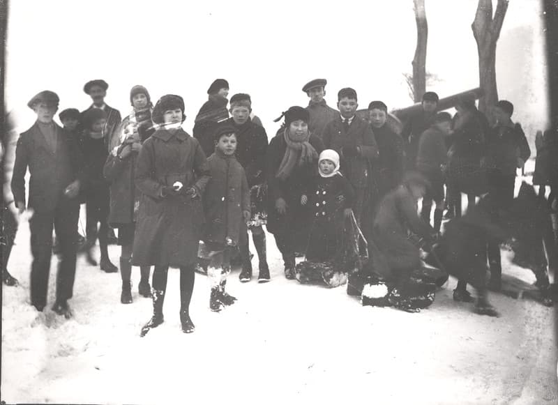 059338:Children playing in the snow Unknown c.1930