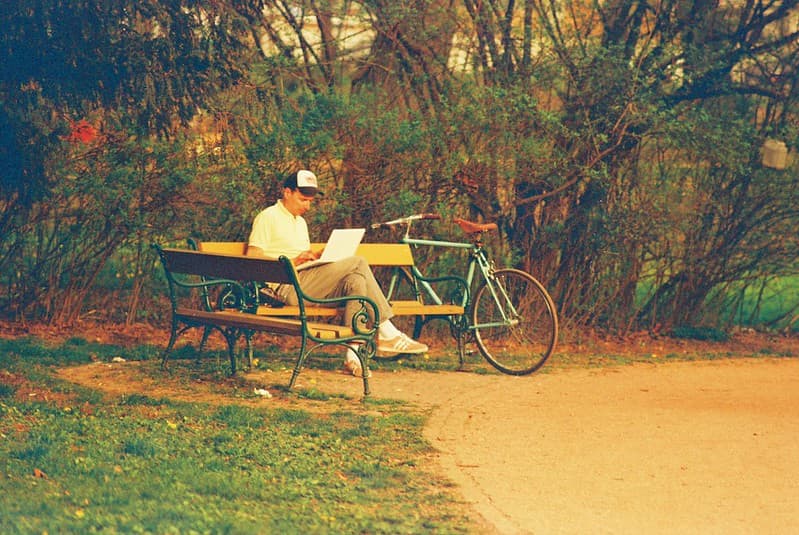 Praktica MTL 5 + Pentacon Electric 4/200 MC - Man, Bycicle and Laptop