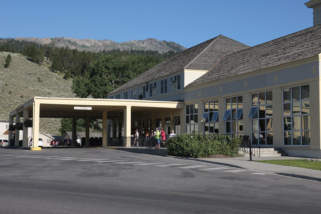 Mammoth Hot Springs Hotel, front of building from road