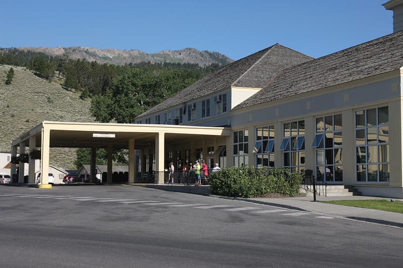 Mammoth Hot Springs Hotel, front of building from road
