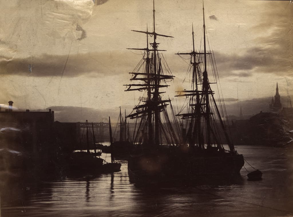 002528:Ships and boats at anchor on the River Tyne around 1890.
