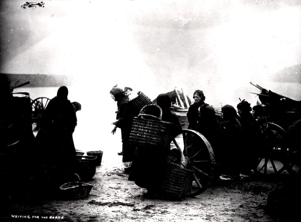 028112:Fishwives waiting for the boats Cullercoats Unknown c.1900