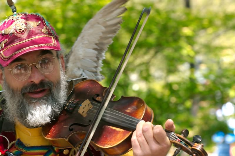 Street performer one-man band with violin closeup 4