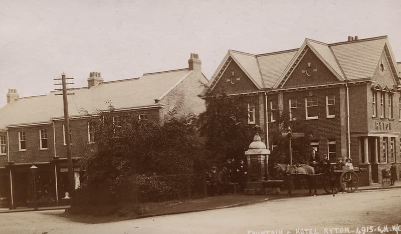 002229:Fountain and Ryton Hotel c1900