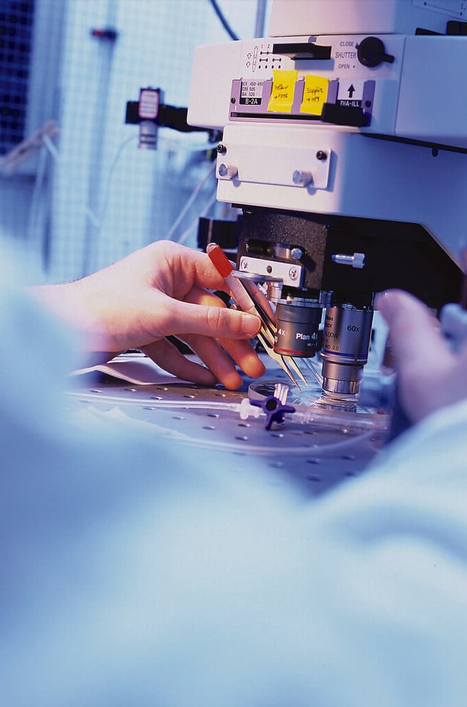 Microscope dans un laboratoire de recherche