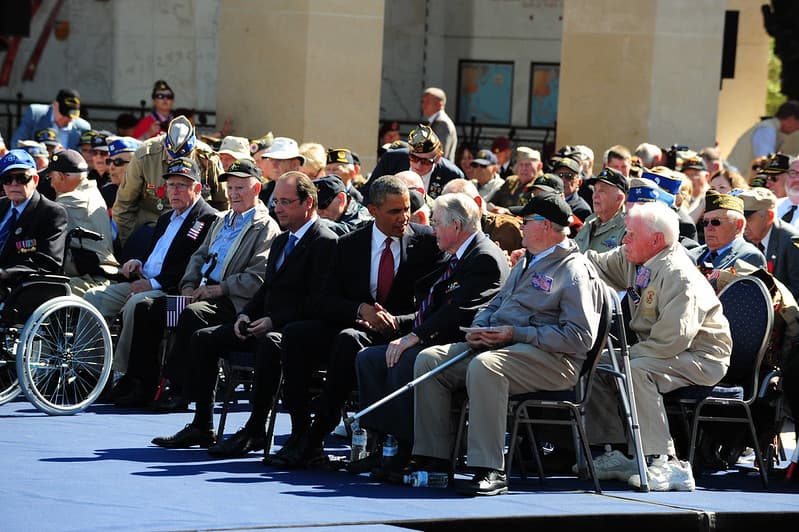 President Obama shakes hands with a WWII Vet