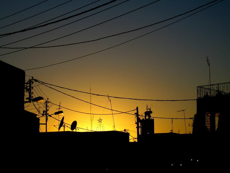 Puesta de sol con cables