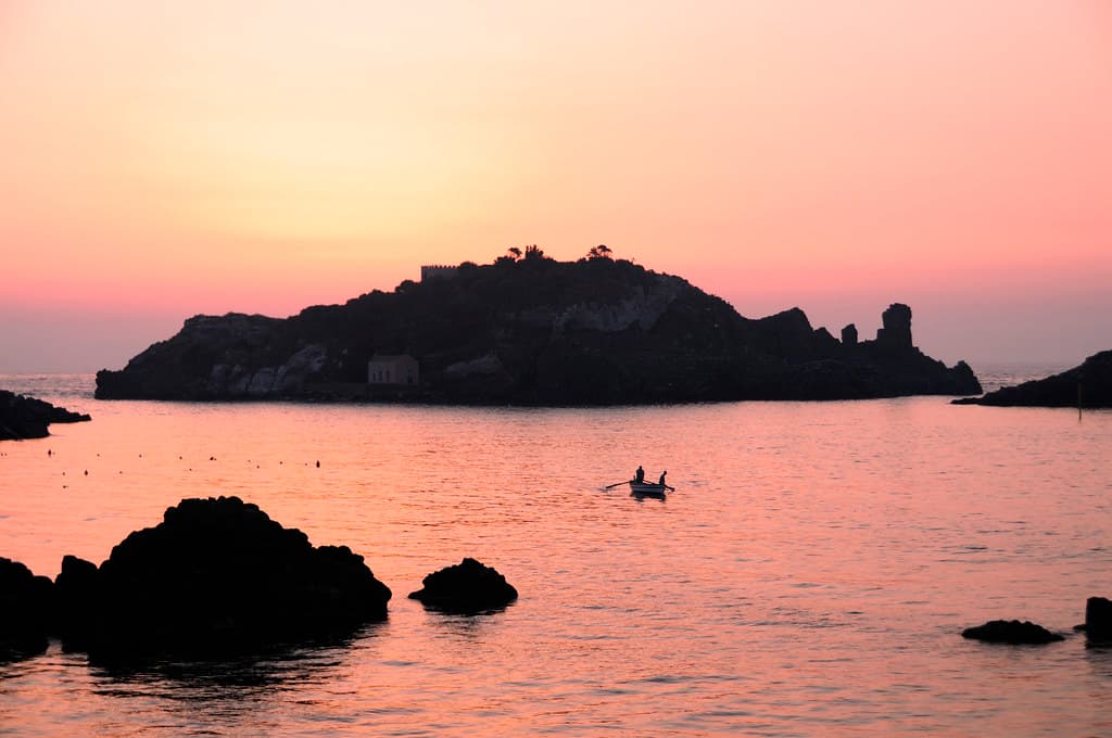 Aci, acitrezza, basalt
