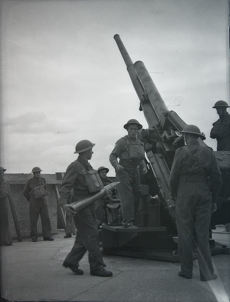 3.7 inch anti-aircraft gun. WW2 army image - big guns set