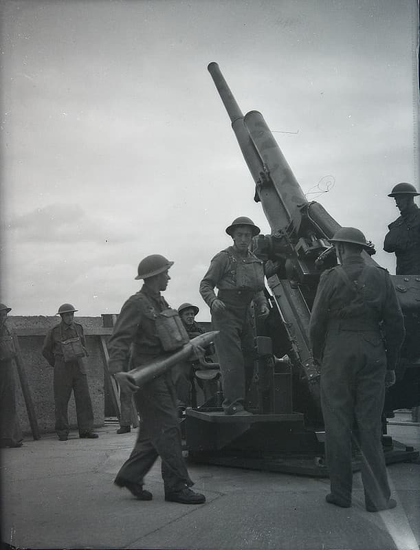 3.7 inch anti-aircraft gun. WW2 army image - big guns set