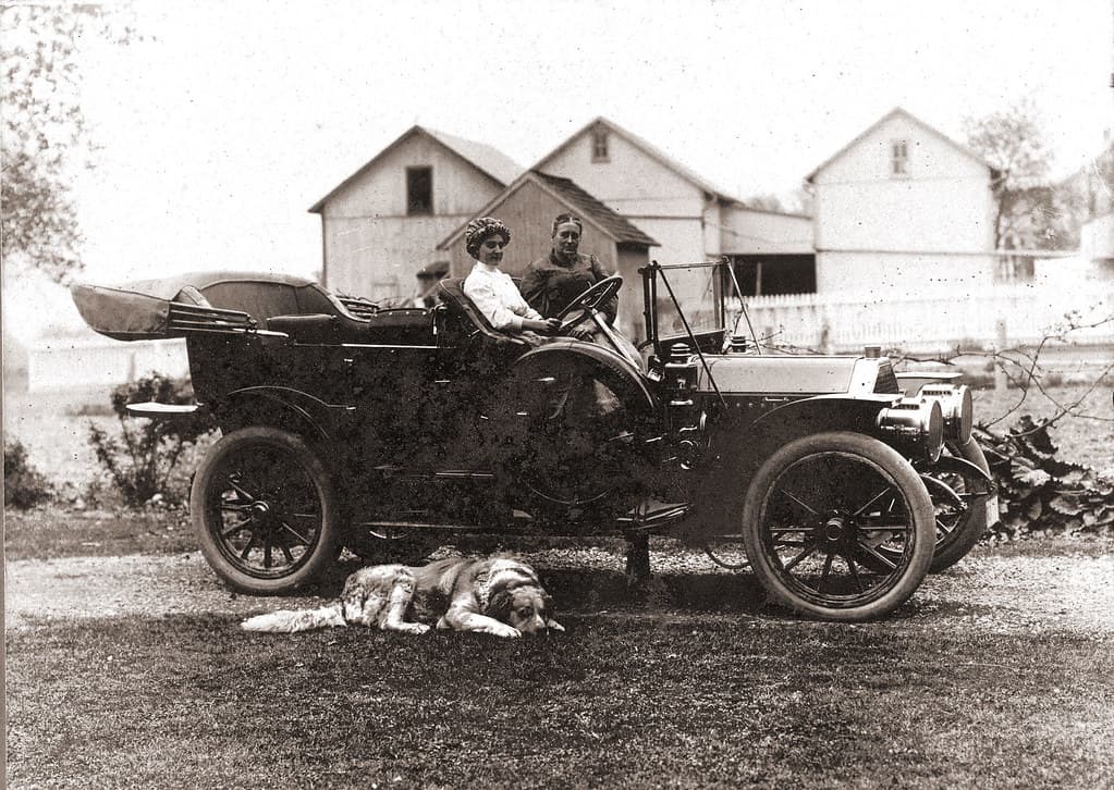 Ladies in a circa 1910 Peerless touring car