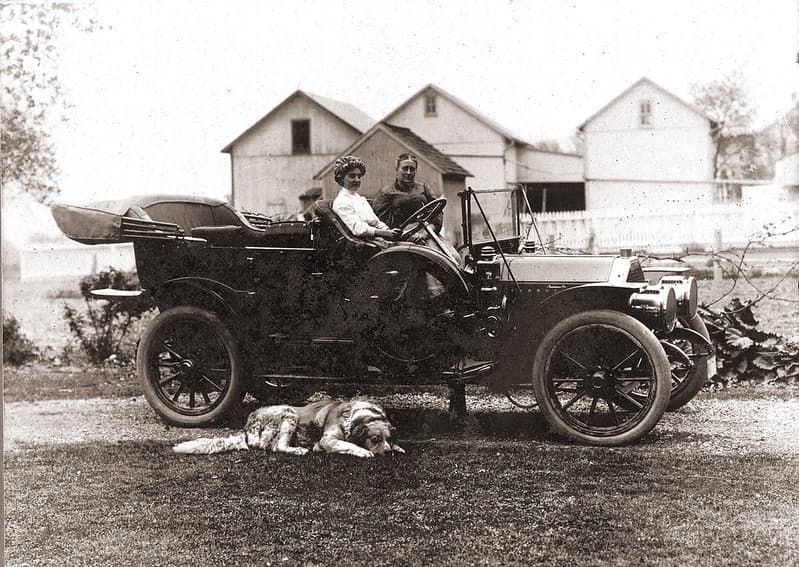 Ladies in a circa 1910 Peerless touring car