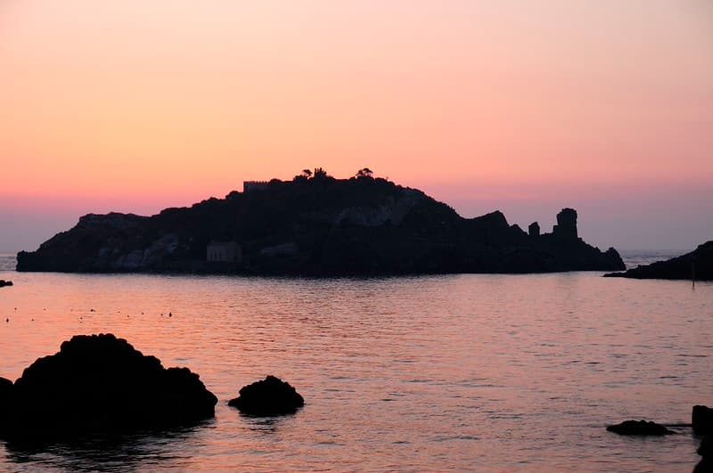 Aci, acitrezza, basalt