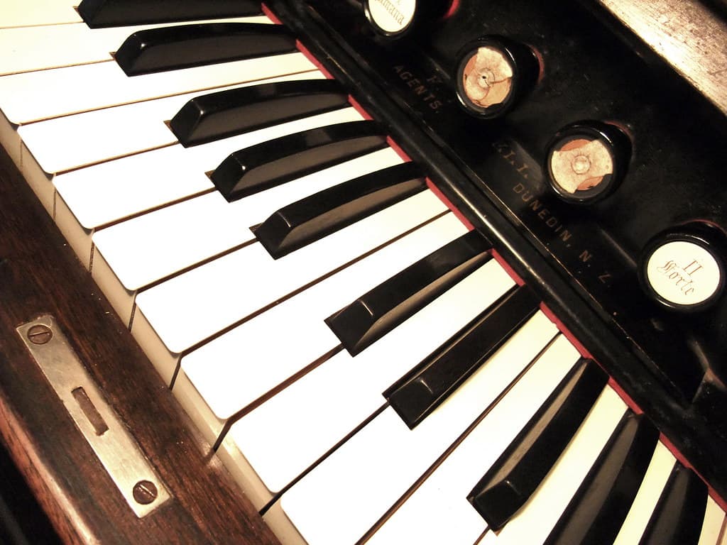[keyboard detail] Parlor reed organ