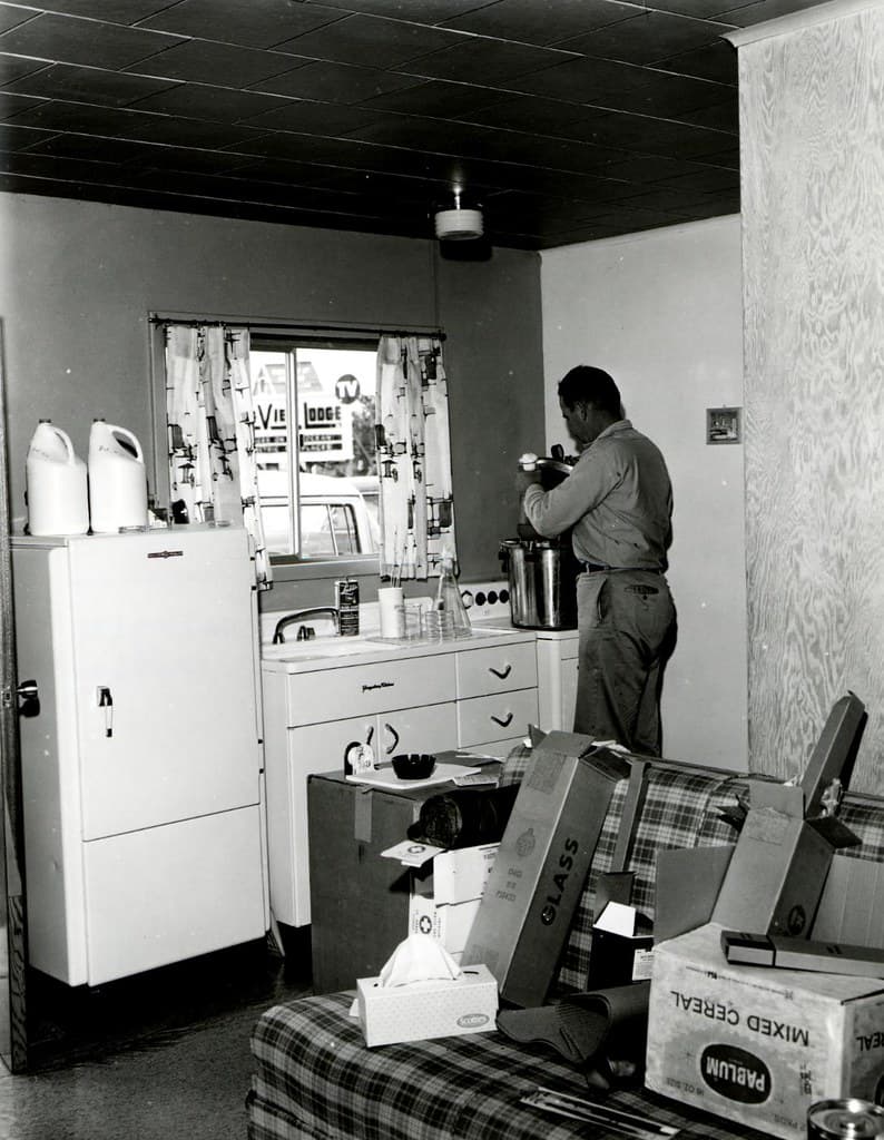 Clarencegthompson, culturingfacility, fieldlaboratory