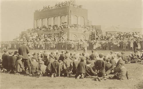 Beverley Westwood Grandstand with crowd 1911 (archive ref DDBD-5-182)