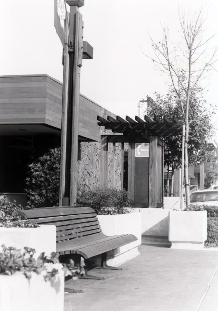 Santa Cruz Avenue street furniture
