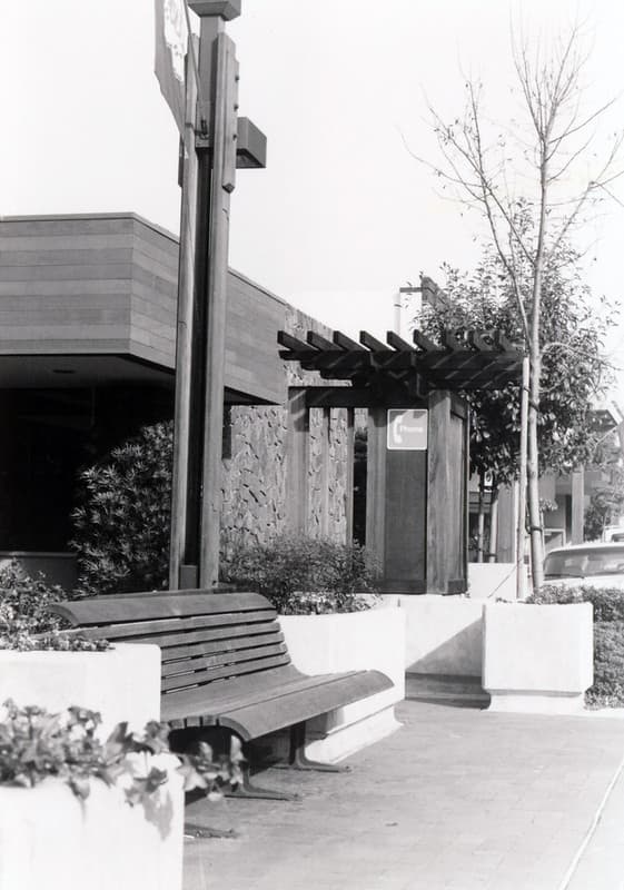Santa Cruz Avenue street furniture