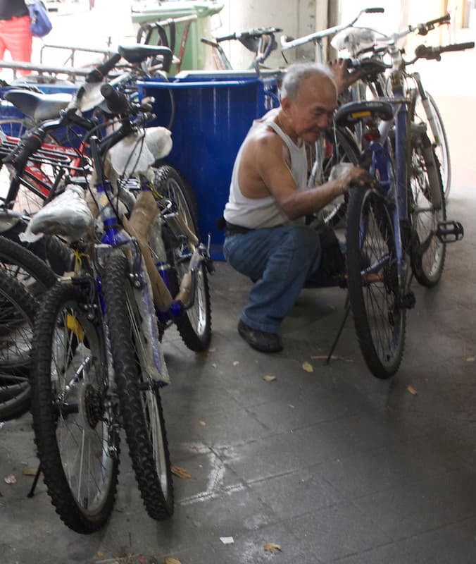 DSC 9927 mystery bicycle repairman