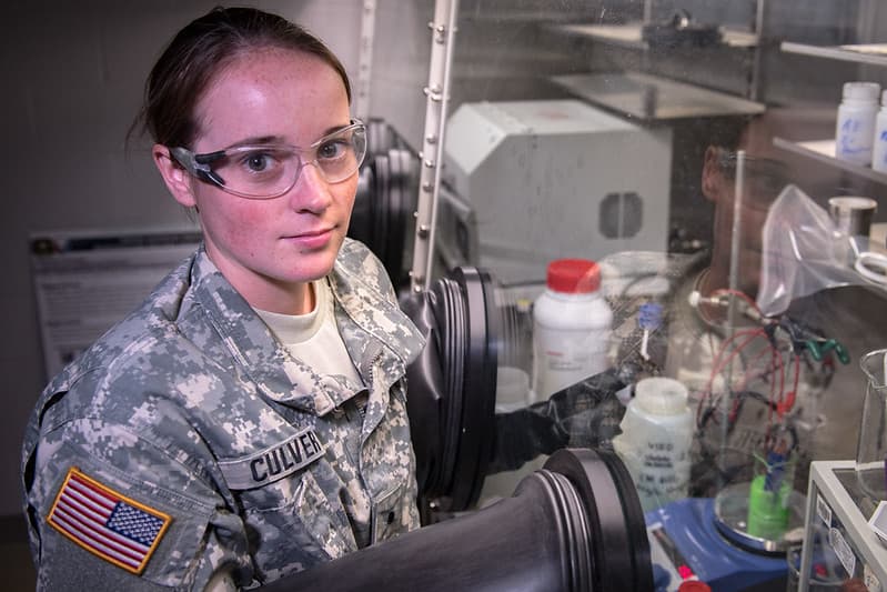 Missouri S&T ROTC cadet interns at laboratory