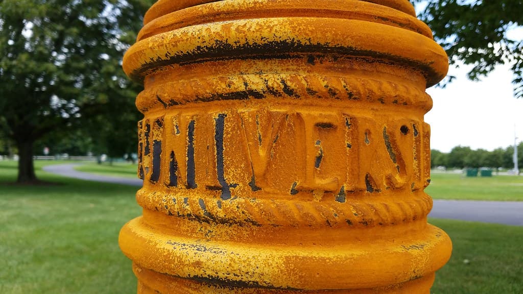 Discolored lamp post