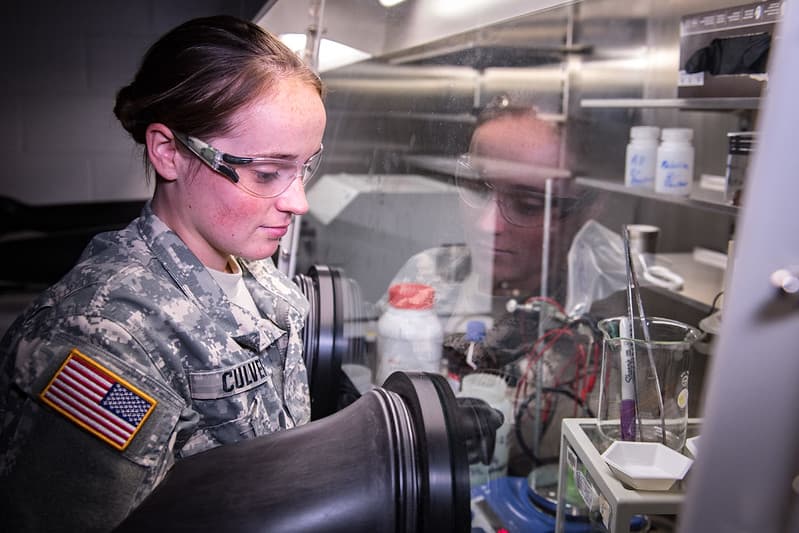 Missouri S&T ROTC cadet interns at laboratory