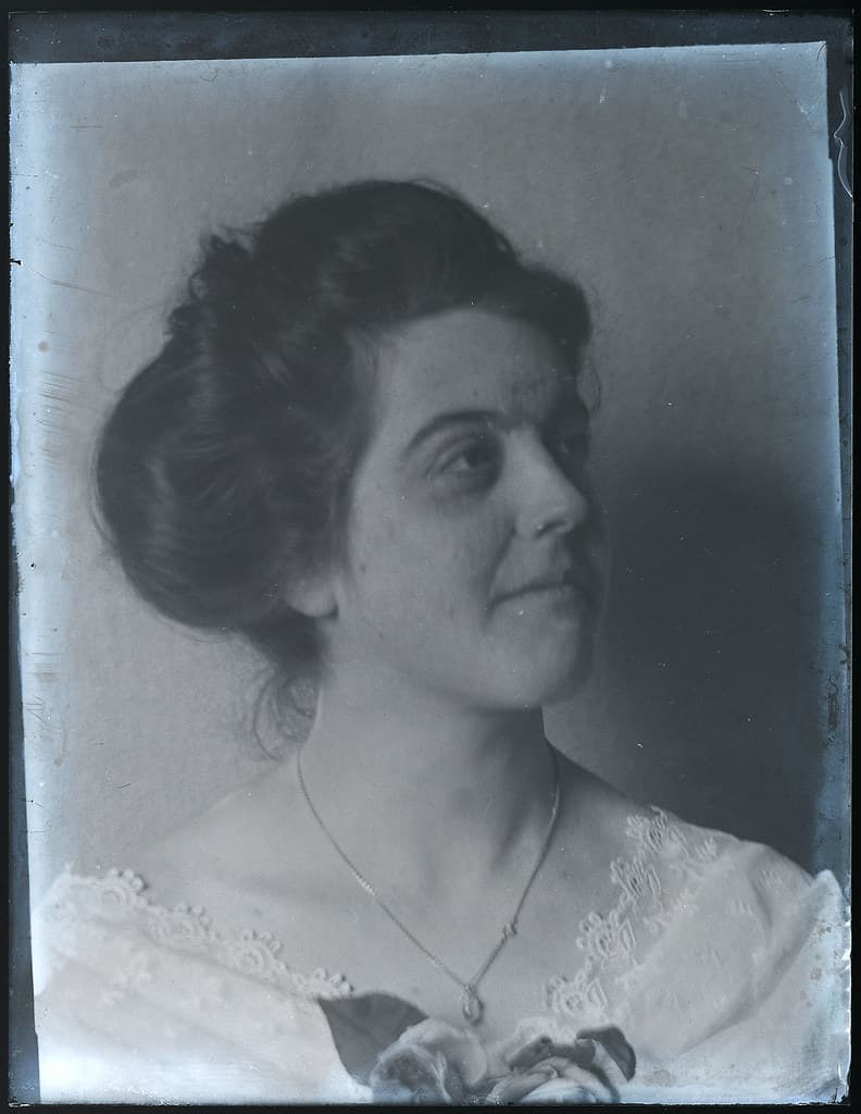 Portrait of a lady, early 1900s