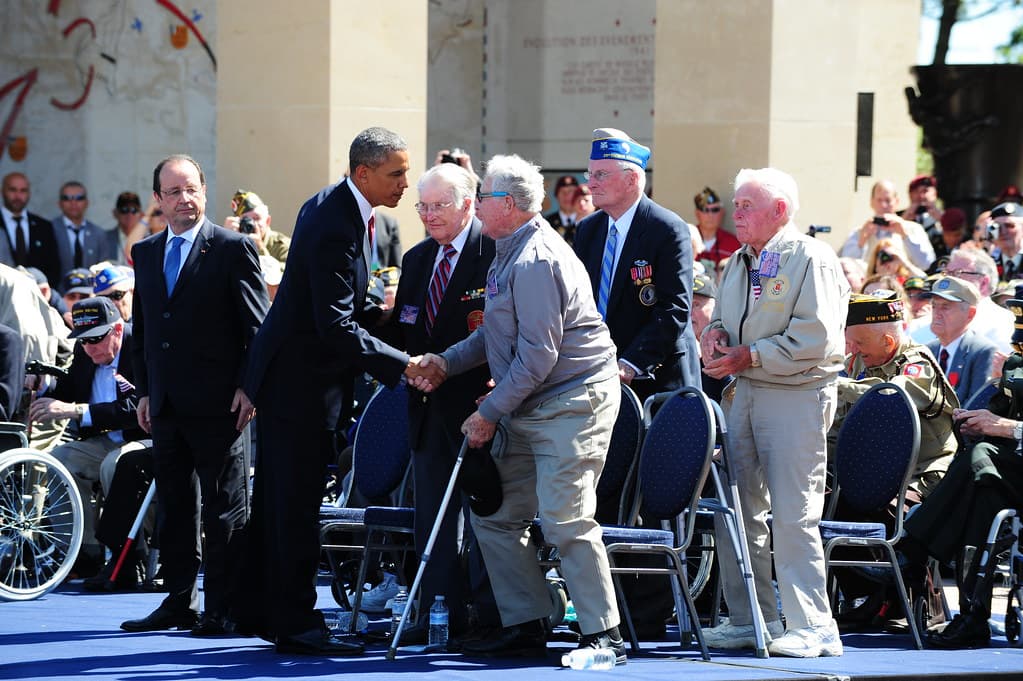 President Obama shakes hands with a WWII Vet